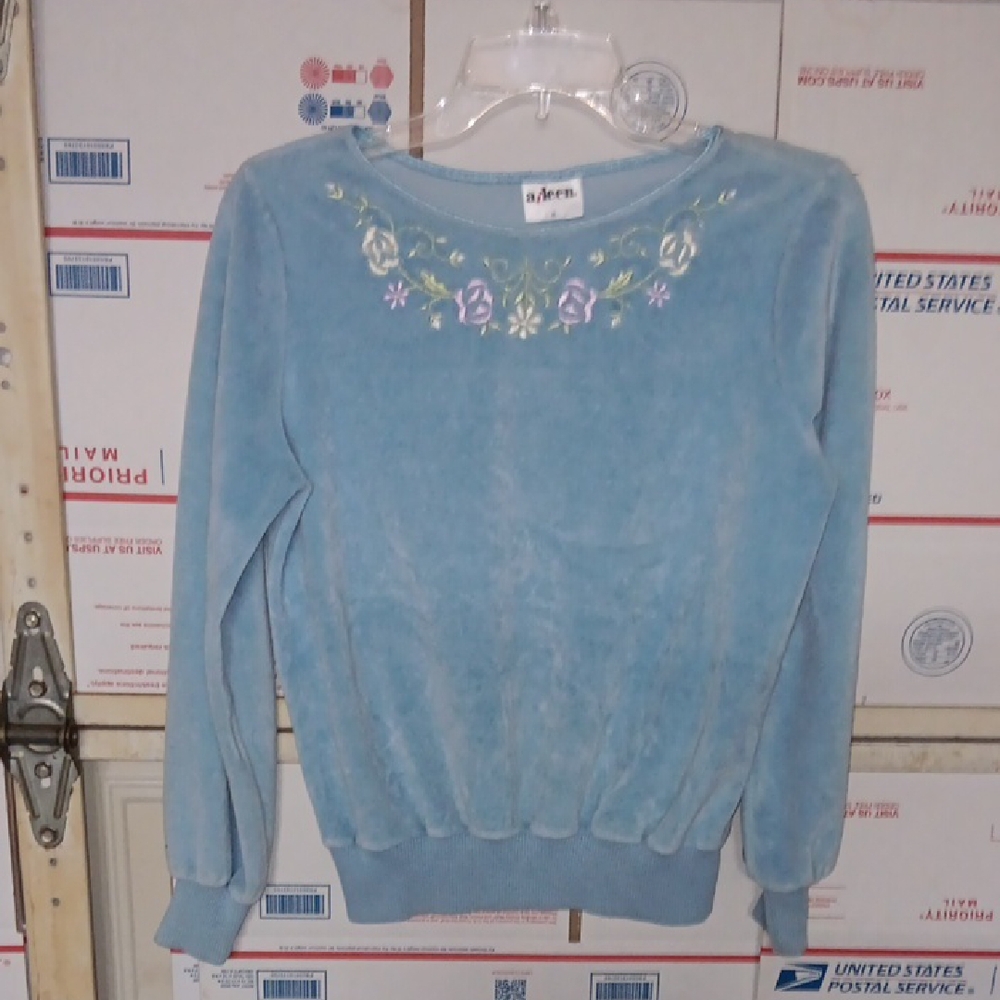 Aileen Size M Light Blue Sweater with Floral Design (SKU N165)